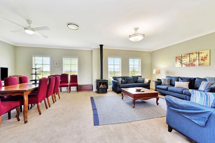Silver Springs Estate 4br house + 6br house with Wifi, Pool. Fireplace, Views, Olives and Space