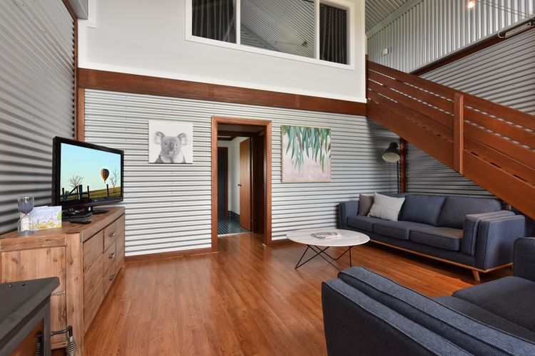 Kelman Cottage – tucked away with pool + views + native wildlife