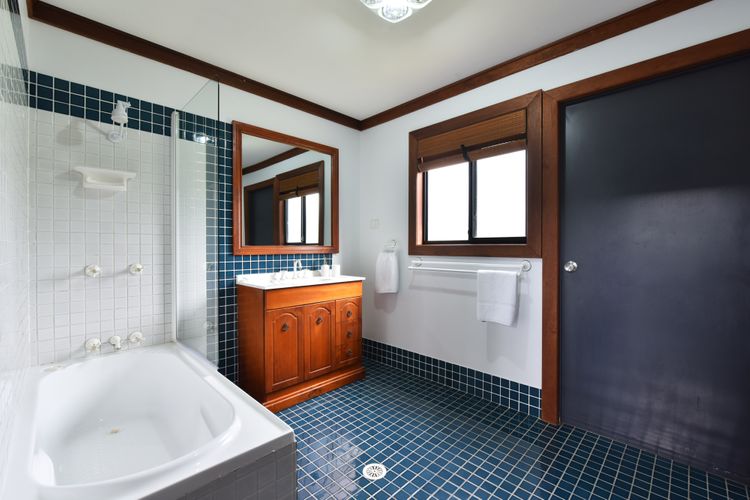 Kelman Cottage – tucked away with pool + views + native wildlife