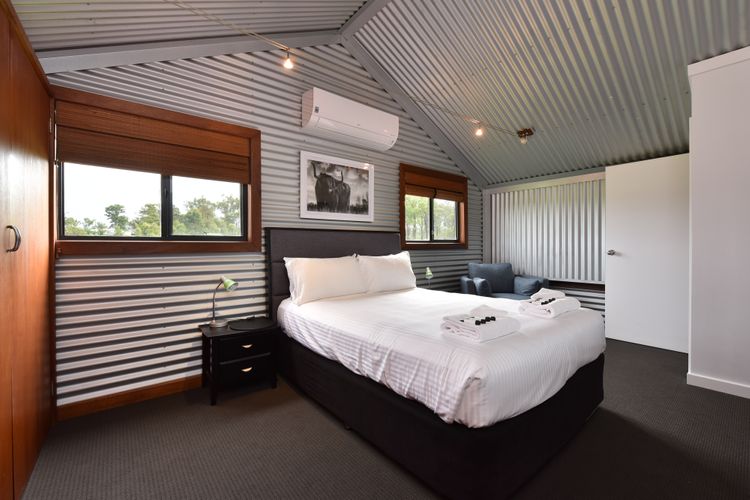Kelman Cottage – tucked away with pool + views + native wildlife