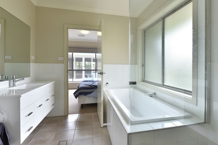 Master ensuite with Bath 