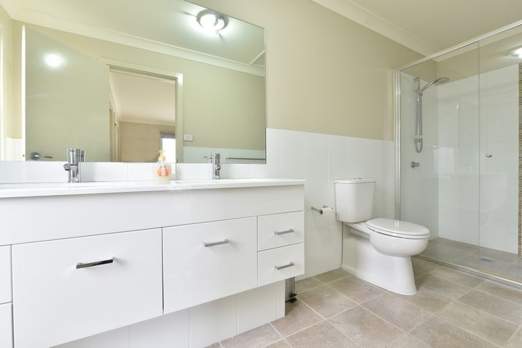 Main bathroom off Main upstairs bedroom 
