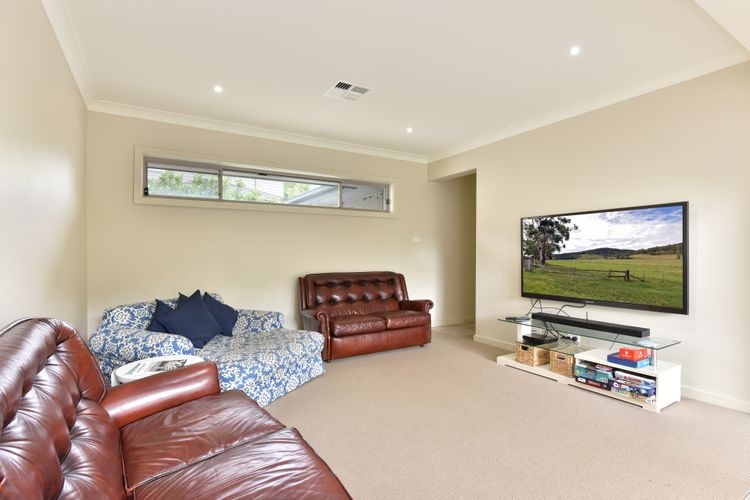 Loungeroom with Flat Screen TV 