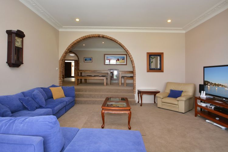 Loungeroom with flatscreen TV