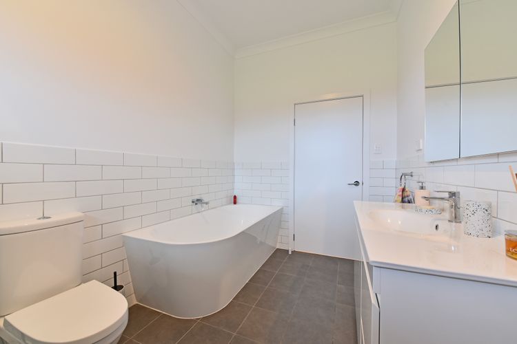 Kinloch Cottage stunning (renovated to new) on Daisy Hill Vineyard
