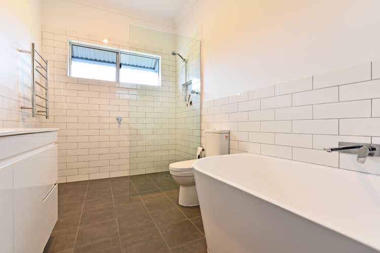 Kinloch Cottage stunning (renovated to new) on Daisy Hill Vineyard