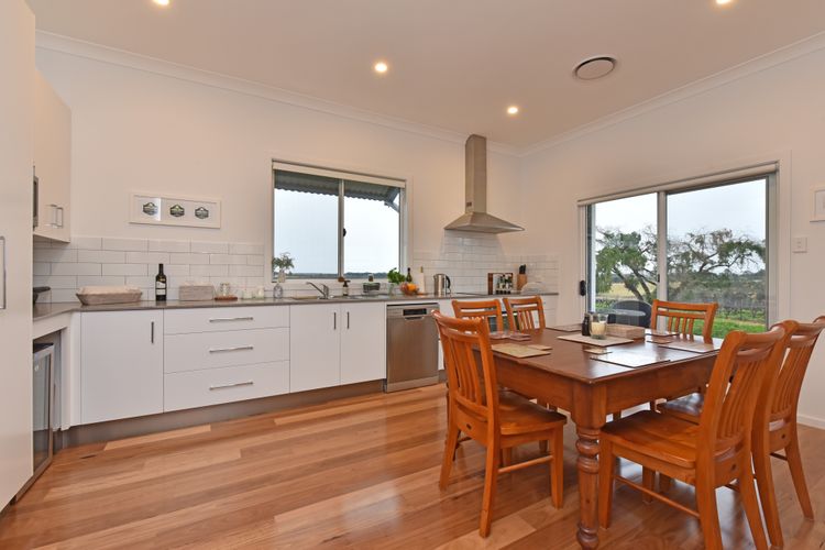 Kinloch Cottage stunning (renovated to new) on Daisy Hill Vineyard