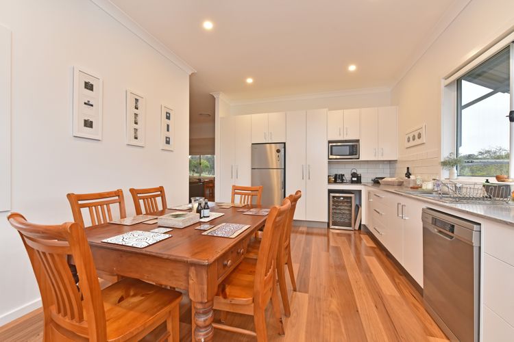 Kinloch Cottage stunning (renovated to new) on Daisy Hill Vineyard