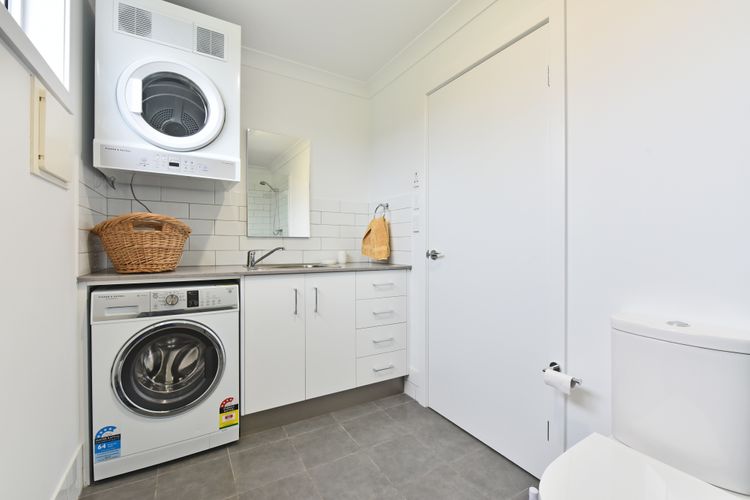 Kinloch Cottage stunning (renovated to new) on Daisy Hill Vineyard