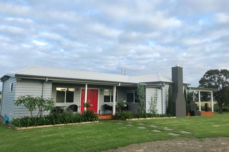 Kinloch Cottage stunning (renovated to new) on Daisy Hill Vineyard