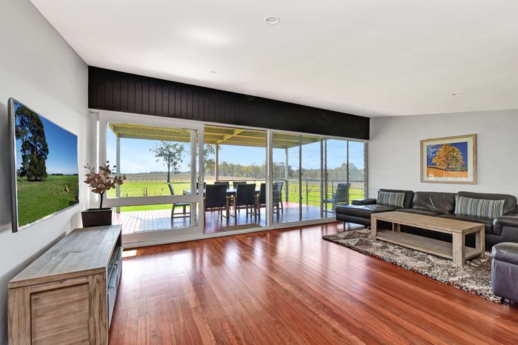 OMG! Spacious Comfy Living Room 