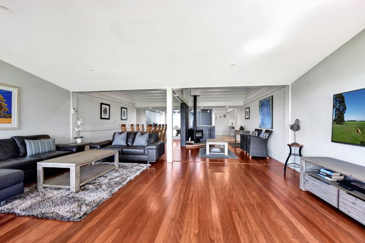 OMG! Spacious Living Room with Flat Screen TV 