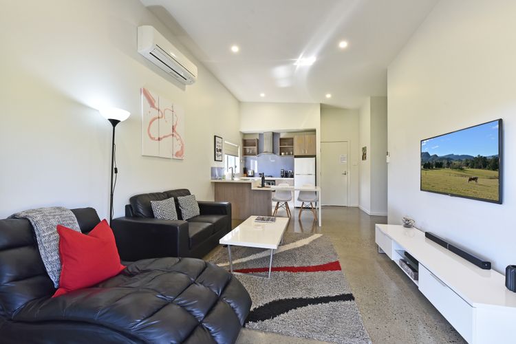 Ironbark Hill Spa Bath Villa 1- Tyrian