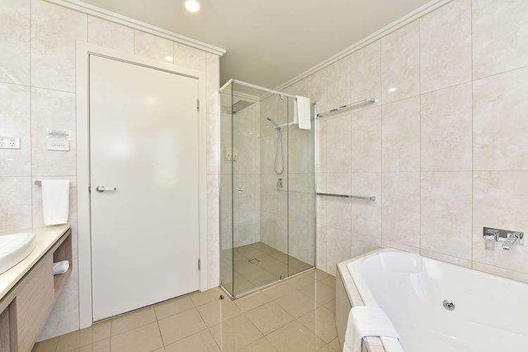 Ironbark Hill Spa Bath Villa 1- Tyrian