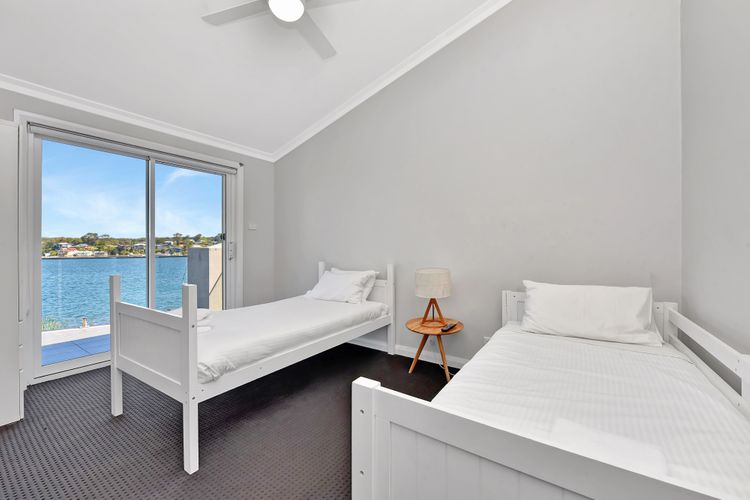 Lakehouse at Fishing Point – Absolute Waterfront & Pool