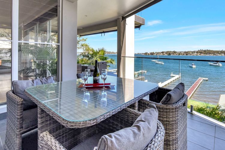 Lakehouse at Fishing Point – Absolute Waterfront & Pool