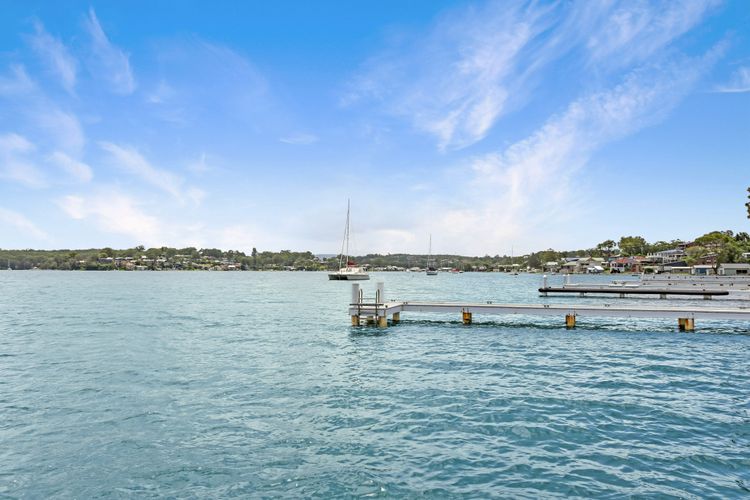 Sealand Lake House – Stunning Absolute Waterfront