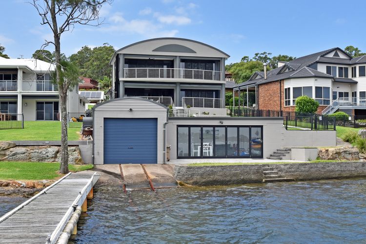 Sealand Lake House – Stunning Absolute Waterfront
