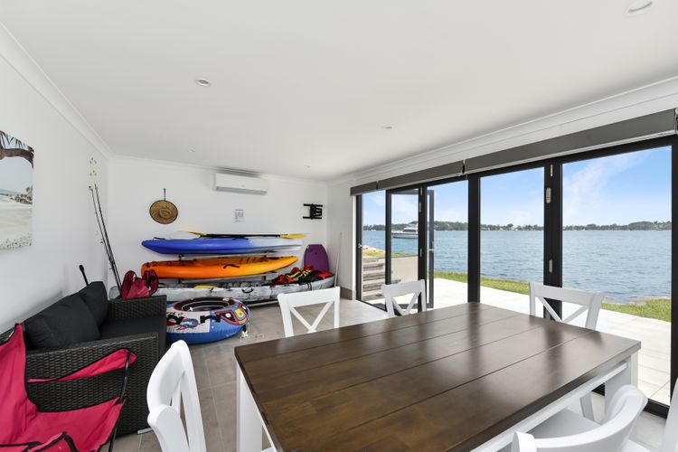 Sealand Lake House – Stunning Absolute Waterfront