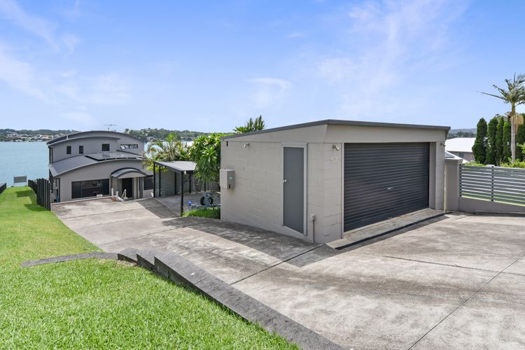 Sealand Lake House – Stunning Absolute Waterfront