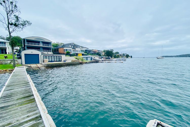 Sealand Lake House – Stunning Absolute Waterfront