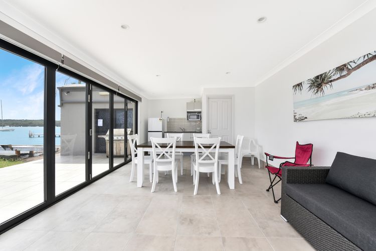 Sealand Lake House – Stunning Absolute Waterfront