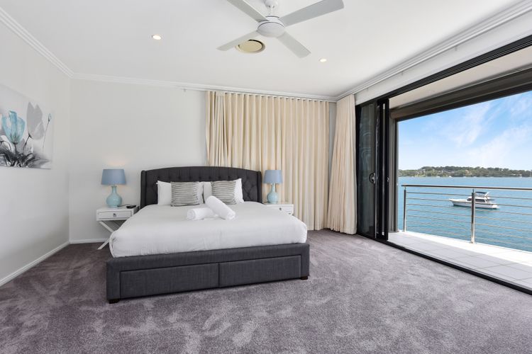 Sealand Lake House – Stunning Absolute Waterfront