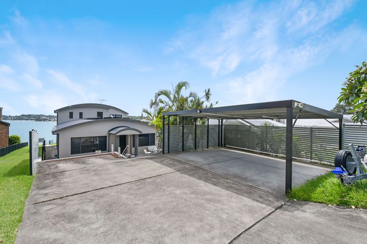 Sealand Lake House – Stunning Absolute Waterfront