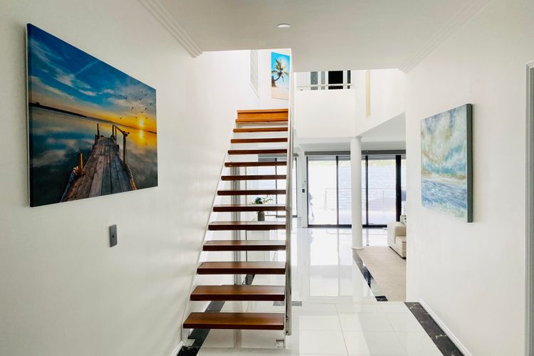 Sealand Lake House – Stunning Absolute Waterfront