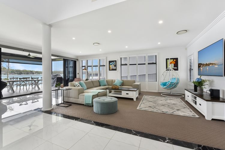 Sealand Lake House – Stunning Absolute Waterfront