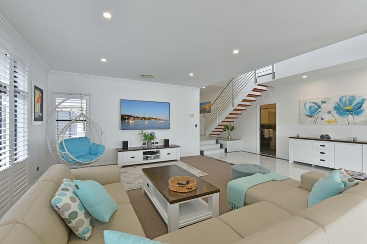 Sealand Lake House – Stunning Absolute Waterfront