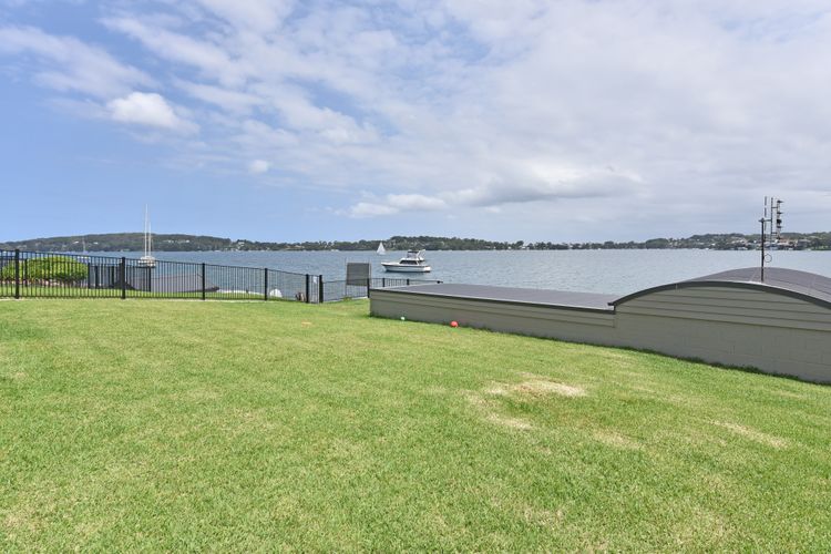 Sealand Lake House – Stunning Absolute Waterfront