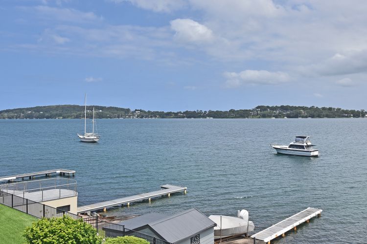 Sealand Lake House – Stunning Absolute Waterfront