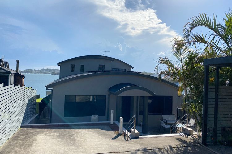Sealand Lake House – Stunning Absolute Waterfront