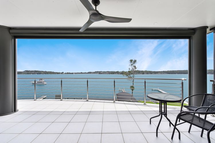 Sealand Lake House – Stunning Absolute Waterfront