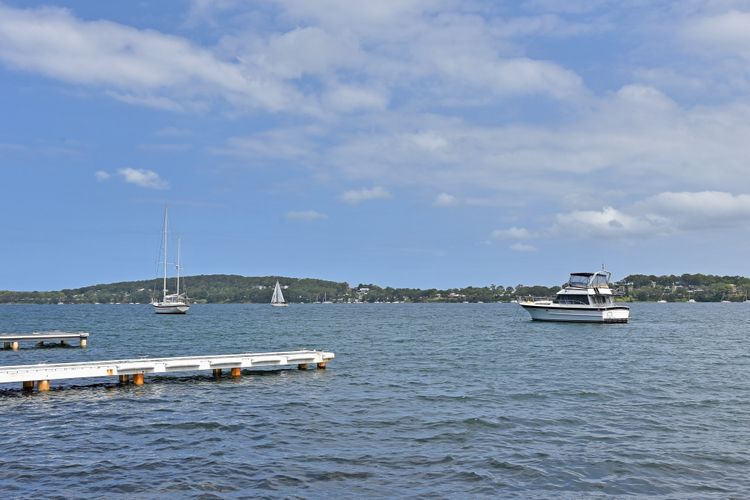 Sealand Lake House – Stunning Absolute Waterfront