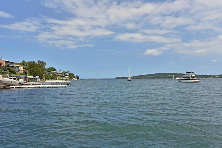 Sealand Lake House – Stunning Absolute Waterfront