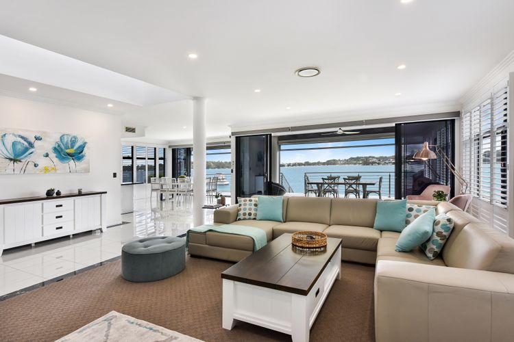 Sealand Lake House – Stunning Absolute Waterfront