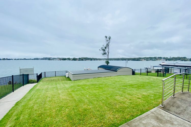 Sealand Lake House – Stunning Absolute Waterfront