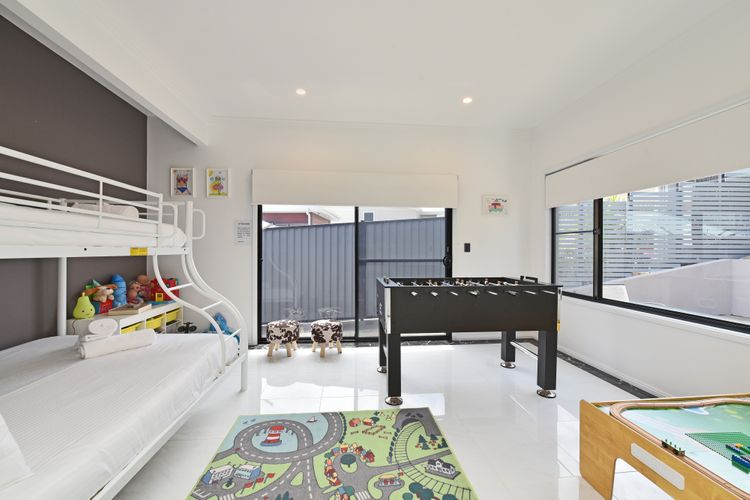 Sealand Lake House – Stunning Absolute Waterfront