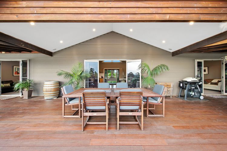 Lilies Luxe on Lovedale with Spa – Lakeside with heated 4 person Luxe Spa 5star ****