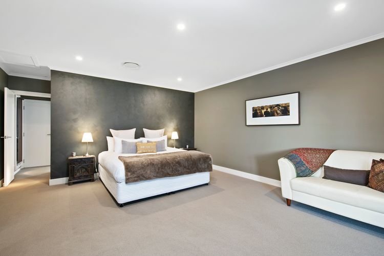 Lilies Luxe on Lovedale with Spa – Lakeside with heated 4 person Luxe Spa 5star ****