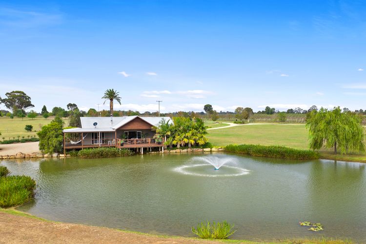 Lilies Luxe on Lovedale with Spa – Lakeside with heated 4 person Luxe Spa 5star ****