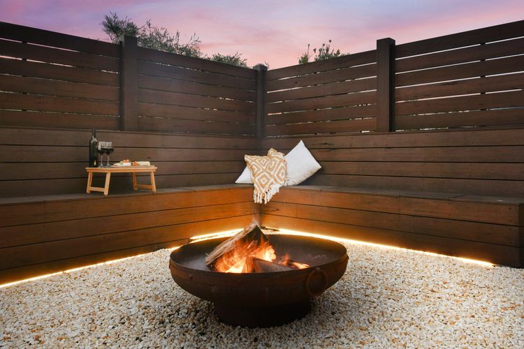 Lilies Luxe on Lovedale with Spa – Lakeside with heated 4 person Luxe Spa 5star ****