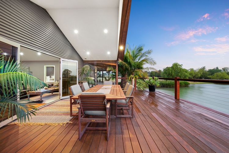 Lilies Luxe on Lovedale with Spa – Lakeside with heated 4 person Luxe Spa 5star ****