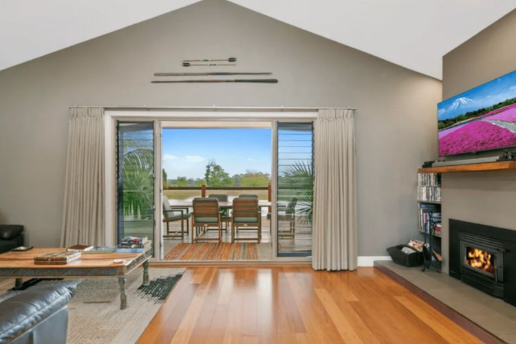 Lilies Luxe on Lovedale with Spa – Lakeside with heated 4 person Luxe Spa 5star ****