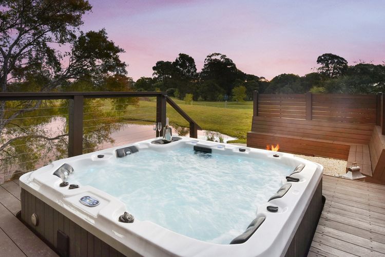 Lilies Luxe on Lovedale with Spa – Lakeside with heated 4 person Luxe Spa 5star ****