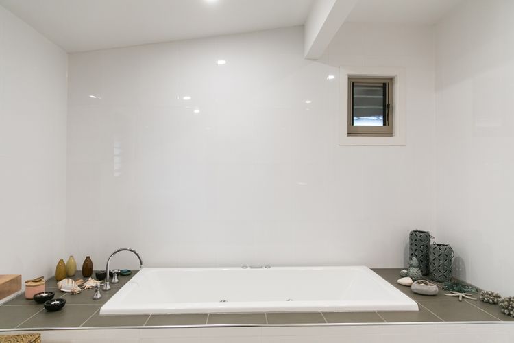 Lilies Luxe on Lovedale with Spa – Lakeside with heated 4 person Luxe Spa 5star ****