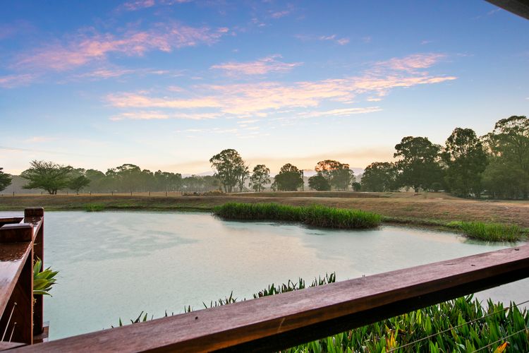 Lilies Luxe on Lovedale with Spa – Lakeside with heated 4 person Luxe Spa 5star ****