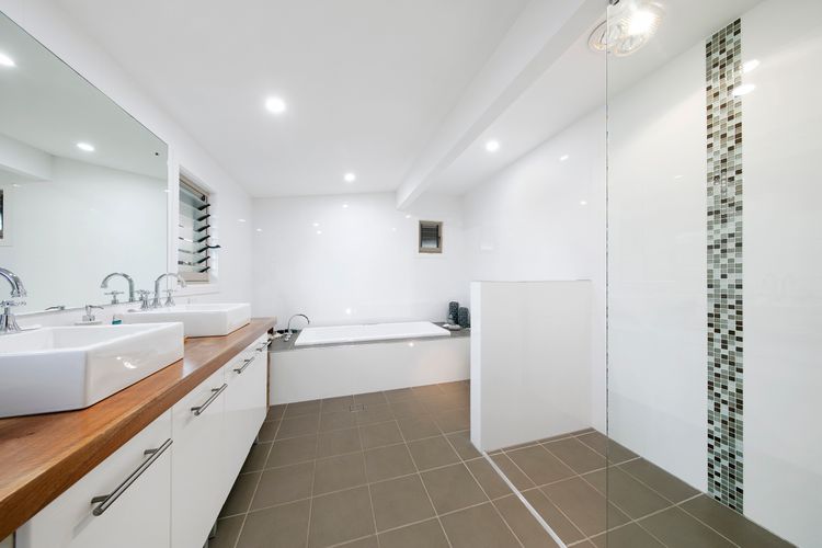 Lilies Luxe on Lovedale with Spa – Lakeside with heated 4 person Luxe Spa 5star ****